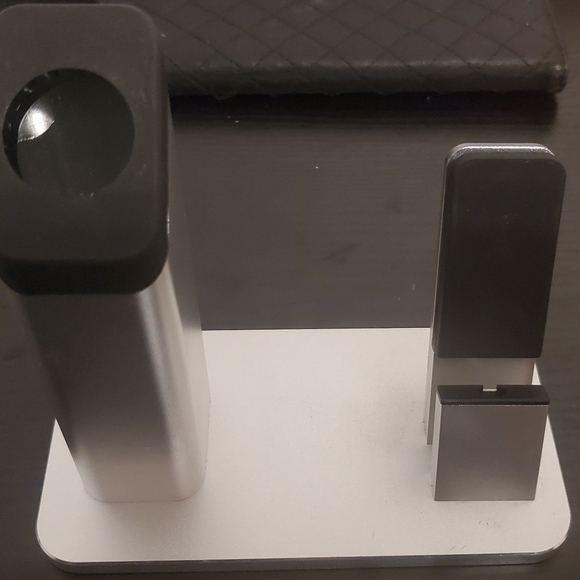 Aluminum Apple Watch iPhone Charging Station - Picture 4 of 13
